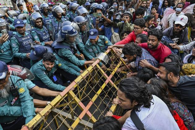 Bilder des Jahres 2025, News 03 März News Themen der Woche KW11 Anti-Rape Protest Demonstrators scuffle with police during the protest as protesters try to break the barricade in Dhaka, Bangladesh, on March 11, 2025, as demonstrators attempt to march toward the office of Chief Adviser Professor Muhammad Yunus to submit a memorandum. Police at one stage charge batons on protesters. Dhaka Dhaka Bangladesh  Copyright: xZabedxHasnainxChowdhuryx originalFilename: chowdhury-notitle250311_npb4X.jpg