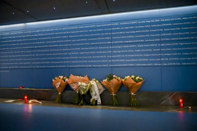Bilder des Jahres 2025, News 03 März News Themen der Woche KW11 News Bilder des Tages Tribute ceremonies for the 21st anniversary of the 11M jihadist attacks Memorial ceremony for the victims of 11M at Madrid s Atocha station. The mayor of Madrid, JosÃ Luis Martinez-Almeida, Aito Gabilondo, Reyes Maroto, attends the memorial ceremony and floral offering, organised by the Association 11M Affected by Terrorism and the trade union organisations UGT and CC.OO. on the 21st anniversary of the 11M attacks. MADRID SPAIN Copyright: xRichardxZubelzuxRichardxZubelzux Richard Zubelzu_11M (83)