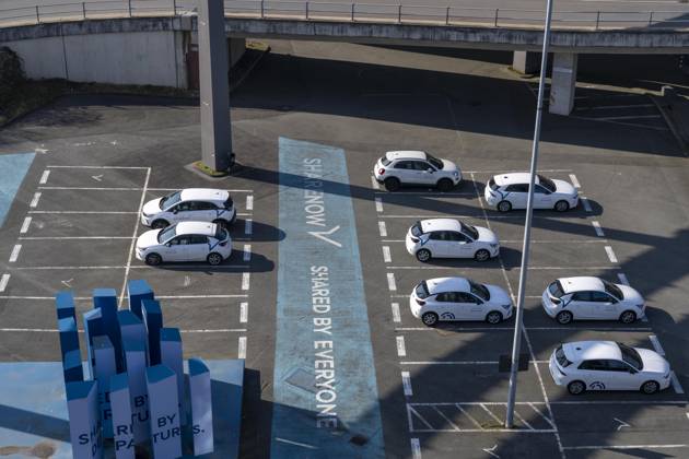 Flughafen Düsseldorf, Carsharing Parkplatz, Free2move, früher Sharenow, am Terminalgebäude, NRW, Deutschland, Flughafen DUS