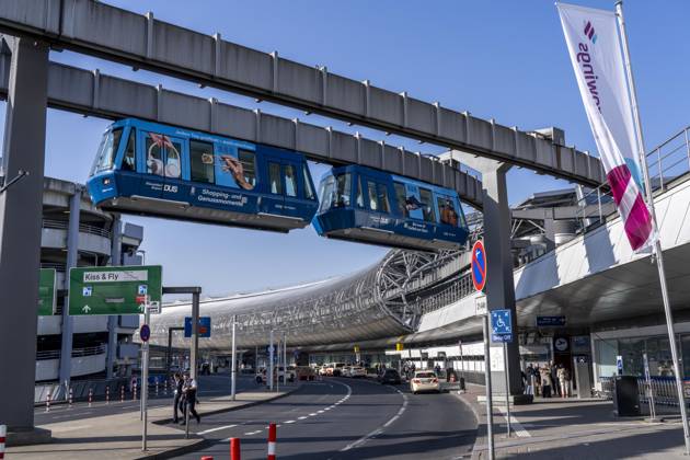 Flughafen Düsseldorf, Terminalgebäude, Vorfahrt, Skytrain für den Passagiertransport zu Parkhäusern und Flughafenbahnhof, NRW, Deutschland, DUS, Flughafen DUS