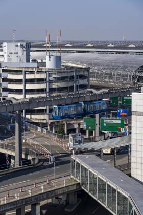 Flughafen Düsseldorf, Terminalgebäude, Vorfahrt, Skytrain für den Passagiertransport zu Parkhäusern und Flughafenbahnhof, NRW, Deutschland, Flughafen DUS