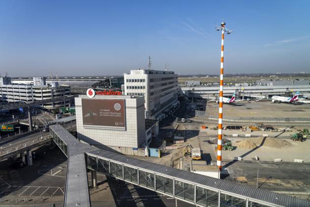 Flughafen Düsseldorf, Terminalgebäude, Vorfahrt, Flugzeuge am Terminal A, NRW, Deutschland, Flughafen DUS