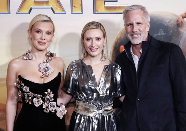 Bilder des Jahres 2025, Entertainment 03 März Entertainment Themen der Woche KW11 Entertainment Bilder des Tages Millie Bobby Brown, Angela Russo-Otstot and COO of MGM, Chris Brearton arrive on the red carpet at the Netflix The Electric State fan screening at The Paris Theatre in New York City on Tuesday, March 11, 2025.  NYP20250311103 JOHNxANGELILLO