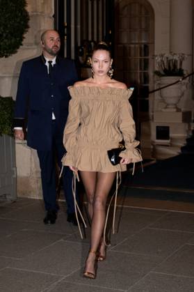 Bilder des Jahres 2025, Entertainment 03 März Entertainment Themen der Woche KW11 Entertainment Bilder des Tages PFW - Kate And Lila Moss Head To Saint Laurent Lila Grace Moss and Kate Moss leaving the Ritz on their way to the Yves Saint Laurent show in Paris on March 11, 2025, as part of the Paris Fashion Show. Photo by Florian Poitout ABACAPRESS.COM PAris France  Copyright: xPoitoutxFlorian ABACAx