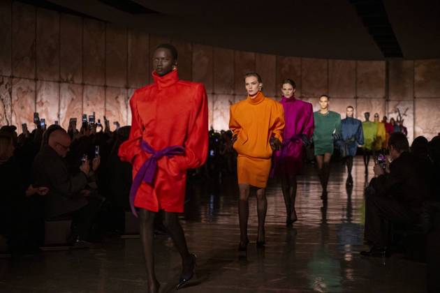 Bilder des Jahres 2025, Entertainment 03 März Entertainment Themen der Woche KW11 Entertainment Bilder des Tages PFW - Saint Laurent Runway Models present creations by Saint Laurent for the Womenswear Ready-to-wear Fall-Winter 2025 2026 collection as part of the Paris Fashion Week, in Paris on March 11, 2025.Photo by Eliot Blondet ABACAPRESS.COM Paris France  Copyright: xBlondetxEliot ABACAx