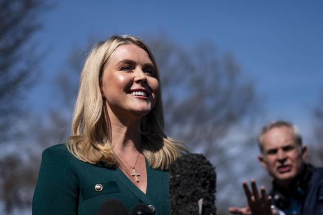 News Bilder des Tages White House Press Secretary Karoline Leavitt speaks with the press outside the Oval Office at the White House in Washington, DC on Wednesday, March 12, 2025.  WAP20250312329 BONNIExCASH