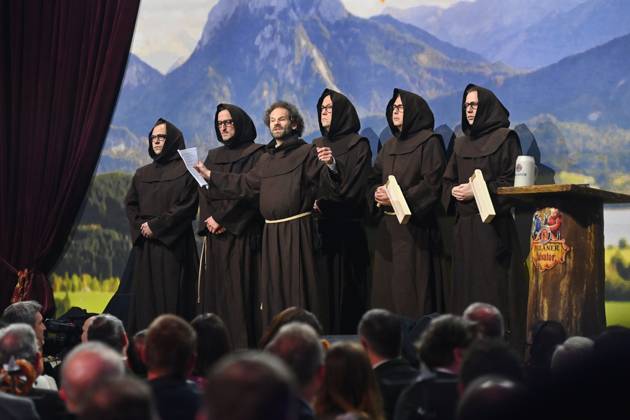 Bilder des Jahres 2025, Entertainment 03 März Entertainment Themen der Woche KW11 Entertainment Bilder des Tages Fastenprediger Maxi SCHAFROTH mit den Moenchen. Salvator Starkbier Probe 2025 auf dem Nockherberg in Muenchen am 12.03.2025.