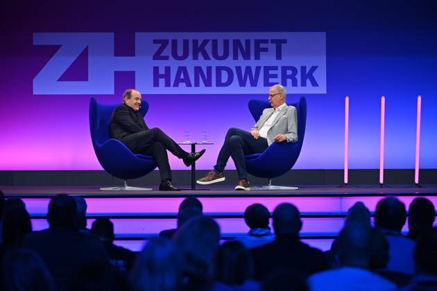 Guenther JAUCH (Fernsehmoderator), im Gespraech mit Moderator Wolfram KONS: (li). ZDF Forum anlaesslich Internationale Handwerksmesse IHM Muenchen am 13.03.2025