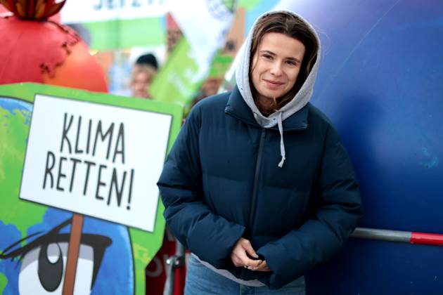 Bilder des Jahres 2025, News 03 März News Themen der Woche KW11 News Bilder des Tages Luisa Neubauer, Deutsche Klimaschutzaktivistin, demonstriert vor der CDU Parteizentrale, bei der Ankunft der Spitzen von CDU und SPD, zu den Koalitionsgespraechen, DEU, Berlin, 13.03.2025