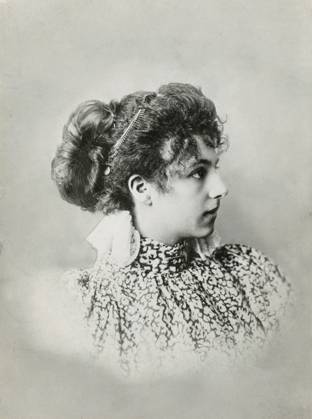Mata Hari. Margaretha Geertruida MacLeod (geb. Zelle, 7. August 1876 15. Oktober 1917), besser bekannt unter dem Künstlernamen Mata Hari ( ?m??t? ?h??ri ), war eine niederländische exotische Tänzerin und Kurtisane, die während des Ersten Weltkriegs als Spionin für Deutschland verurteilt wurde. Professor Shipman, ein bekannter Wissenschaftler, erklärte, er glaube, daß sie unschuldig war und nur verurteilt wurde, weil die französische Armee einen Sündenbock brauchte. Sie wurde durch ein Erschießungskommando in Frankreich hingerichtet Mata Hari. Margaretha Geertruida MacLeod (née Zelle, 7 August 1876 – 15 October 1917), better known by the stage name Mata Hari ( ?m??t? ?h??ri ), was a Dutch exotic dancer and courtesan who was convicted of Copyright: imageBROKER Sjoberg ibljsj12896532.jpg