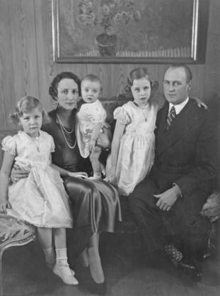 Prinzessin Astrid von Norwegen ist tot Kronprinzessin Märtha von Norwegen. 1901 1954. Tochter des schwedischen Prinzen Carl. Hier mit ihrem Sohn und zukünftigen König von Norwegen, Kronprinz Harald, auf ihrem Schoß und den Töchtern Ragnhild und Astrid. Prinz Harald wurde am 21. Februar 1937 geboren. Rechts der damalige Kronprinz Olav V Crown Princess Märtha of Norway. 1901-1954. Daughter of swedish Prince Carl. Pictured here with her son and future king of Norway Crown Prince Harald in her lap with daughters Ragnhild and Astrid. Prince Harald was born on february 21 1937. On the right then being crown prince Olav V Copyright: imageBROKER Sjoberg ibljsj12896539.jpg