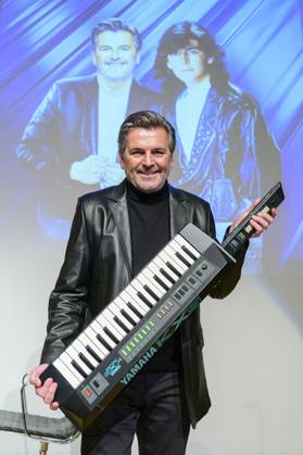 Bilder des Jahres 2025, Entertainment 03 März Entertainment Themen der Woche KW11 Thomas Anders bei der Übergabe einer originalen Yamaha KX5 Keytar von Modern Talking mit Kurzauftritt an die Stiftung Haus der Geschichte der Bundesrepublik Deutschland. Bonn, 11.03.2025