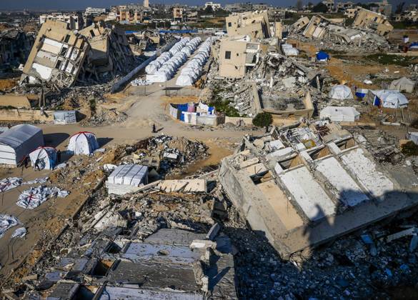 Bilder des Jahres 2025, News 03 März News Themen der Woche KW11 (250314) -- BEIT LAHIA, March 14, 2025 -- This photo taken on March 13, 2025 shows tents among destroyed buildings in Beit Lahia, northern Gaza Strip. (Photo by Xinhua) MIDEAST-GAZA-BEIT LAHIA-DESTRUCTION MahmoudxZaki 
