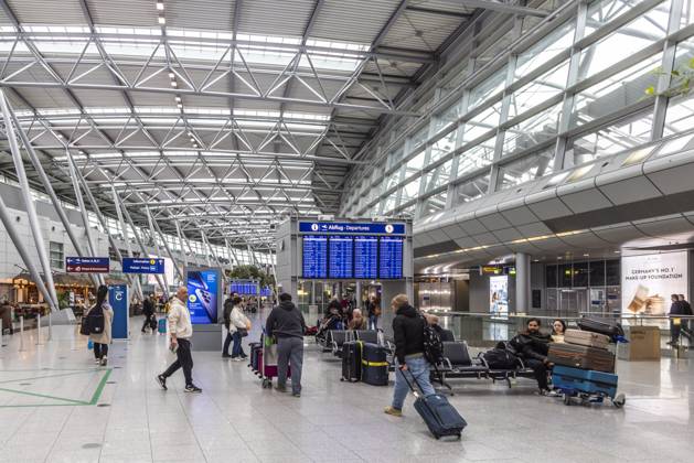Flughafen Düsseldorf. Terminal. Innenansicht mit Reisenden. 11.03.2025: Düsseldorf, Nordrhein-Westfalen, NRW, Deutschland, Europa