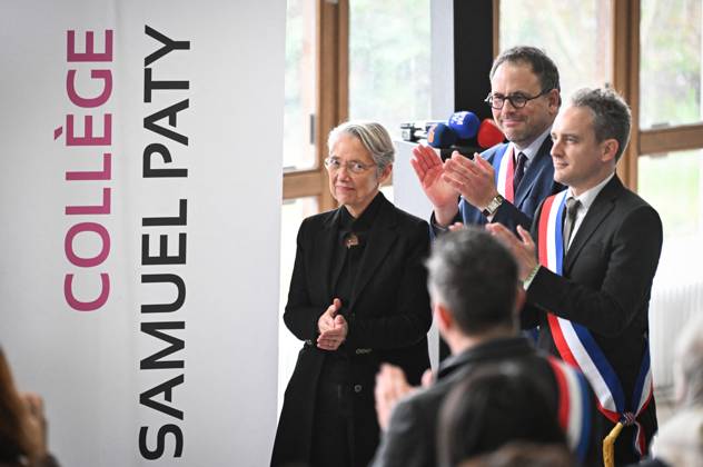 Bilder des Jahres 2025, News 03 März News Themen der Woche KW11 News Bilder des Tages Ceremony In Honor Of Murdered Teacher Samuel Paty - France A plaque bearing the teacher s name Samuel Paty is unveiled during a ceremony with Gaelle Paty, sister of Samuel Paty and Elisabeth Borne, French Minister of Education, Higher Education and Research at which the College du Bois d Aulne, where Samuel Paty was teaching when he was murdered, will officially take his name at the College Samuel Paty in Conflans-Sainte-Honorine, France on March 14, 2025. Photo by Tomas Stevens ABACAPRESS.COM Conflans-Sainte-Honorine France  Copyright: xStevensxTomas ABACAx