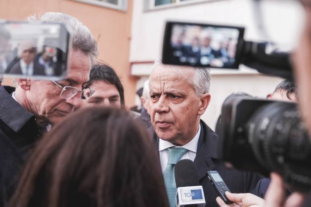Bilder des Jahres 2025, News 03 März News Themen der Woche KW11 News Bilder des Tages Piantedosi in Bagnoli Twenty-four hours after the quake that shook Naples and the Campi Flegrei, ˜It is a difficult moment but the State is there™, says Interior Minister Matteo Piantedosi, who arrived in Bagnoli this afternoon to meet with the mayor of Naples Gaetano Manfredi, Di bacoli Josi della Ragiona and the mayor of Pozzuoli Luigi Manzoni in the presence also of the prefect of Naples Michele Di Bari. ABP07418 Copyright: xAntonioxBalascox