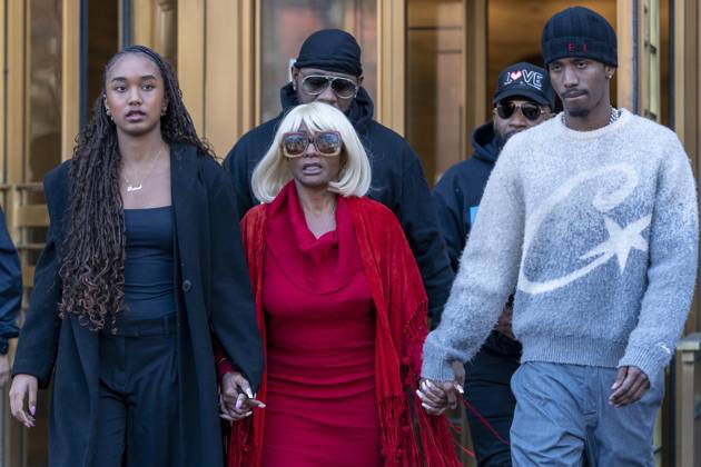 Bilder des Jahres 2025, Entertainment 03 März Entertainment Themen der Woche KW11 News Bilder des Tages Janice Combs (C) mother of US rapper and record executive Sean Combs, with the rapper s sons Chance Combs (L) and Christian Combs (R) leave Manhattan federal court in New York, US, 14 March 2025. Sean Combs pleaded not guilty in a new hearing, in which he faced accusations of forcing his employees to work long hours and threatening to punish those who did not collaborate in his sex trafficking scheme. Sean Combs pleads not guilty during New York hearing !ACHTUNG: NUR REDAKTIONELLE NUTZUNG!  Copyright: xAngelxColmenaresx AME9297 20250314-55016240894_1