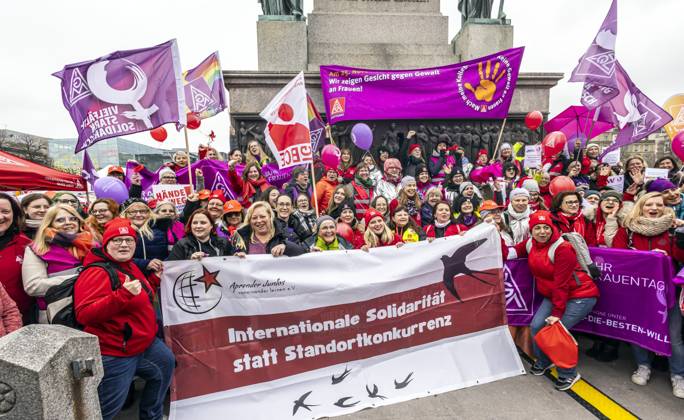 Bilder des Jahres 2025, News 03 März News Themen der Woche KW11 Aktionstag der IG Metall in Stuttgart. Metaller und Metallerinnen kämpfen für die Zukunft der Industriearbeitsplatz. Ihre Forderungen: Arbeitgeber soll sich zu den Standorten bekennen, den Abbau von Arbeitsplätzen beenden und auf Standortschließungen und Verlagerungen verzichten. Die Gewerkschaft spricht von 25000 Teilnehmern. 15.03.2025: Stuttgart, Baden-Württemberg, Deutschland, Europa