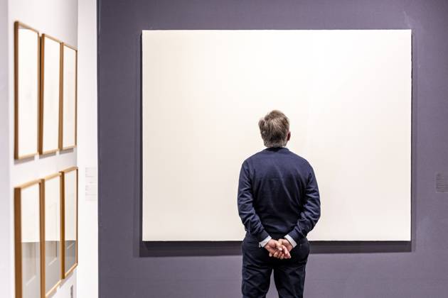 Bilder des Jahres 2025, Entertainment 03 März Entertainment Themen der Woche KW11 Entertainment Bilder des Tages MAASTRICHT - A visitor on the first day of TEFAF Maastricht at conference center MECC. The fair is considered one of the most important fairs for art, antiques and design. ANP MARCEL VAN HOORN netherlands out - belgium out  Copyright: xx x522395629x originalFilename: 522395629.jpg