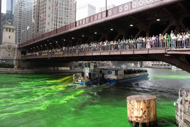 Bilder des Jahres 2025, News 03 März News Themen der Woche KW11 News Bilder des Tages March 15, 2025, Chicago, Illinois, USA: Chicagoans and tourists gather along the Chicago River which is dyed green by the Plumbers Union to begin St. Patrick s Day celebrations. Chicago USA - ZUMAh86_ 20250315_fap_h86_046 Copyright: xKarenxI.xHirschx