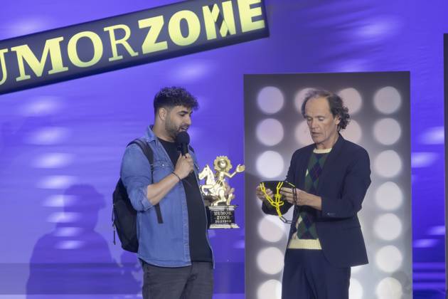 Bilder des Jahres 2025, Entertainment 03 März Entertainment Themen der Woche KW11 Entertainment Bilder des Tages Gewinner des Newcomer Wettbewerbs des Comedy-Festivals Humorzone Dresden ist der deutsch-palästinensische Stand-up-Comedian Amjad - vollständiger Name: Amjad Abu-Hamid (li.) der den Preis aus den Händen von Schirmherr Olaf Schubert (re., Michael Haubold) während der MDR TV Aufzeichnung Humorzone Dresden - Die Gala im Alten Schlachthof Dresden erhält.