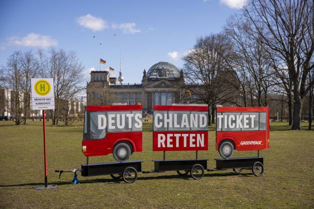 Bilder des Jahres 2025, News 03 März News Themen der Woche KW12 Greenpeace Aktion zum Deutschlandticket vor dem Reichstasgebaeude - Berlin, 17.03.2025. Berlin Deutschland Copyright: xTiloxStraussx