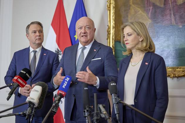 Bilder des Jahres 2025, News 03 März News Themen der Woche KW12 News Bilder des Tages - Wien 18.03.2025 - Regierungsklausur - Die neue österreichische Bundesregierung hielt heute im Bundeskanzleramt eine erste Arbeitsklausur ab.. Die Arbeitsklausur wurde mit einem gemeinsamen Doorstep eröffnet. PHOTO: (v.L.) Vizekanzler Andreas Babler (SPÖ), Bundeskanzler Christian Stocker (ÖVP), Außenministerin Beate Meinl-Reisinger (NEOS) beim Doorstep. Vienna (AUSTRIA) - Austrian Government retreat - The new Federal Government held its first working retreat at the Federal Chancellery today. - OVP, SPO, Oevp, SPOe, Regierungsklausur, Regierung, Bundesregierung, Klausur, Arbeitsklausur Bundesregierung