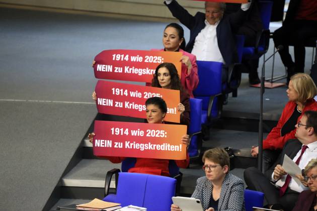 Bilder des Jahres 2025, News 03 März News Themen der Woche KW12 News Bilder des Tages Berlin, 18.03.2025 213. Sitzung des Deutschen Bundestages Abgeordnete der Gruppe des BSW halten Plakate mi der Aufschrift 1914 wie 2025; Nein zu Kriegskrediten Zweite und dritte Beratung des von den Fraktionen der SPD und CDU CSU eingebrachten Entwurfs eines Gesetzes zur Änderung des Grundgesetzes (Artikel 109, 115, 143h) Berlin Germany Copyright: xMatthiasxGränzdörferx