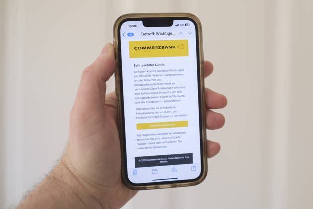 Betrügerische Phishing email auf einem Mobiltelefon die dazu auffordert ein wichtiges Update für die Banksoftware der Commerzbank durchzuführen