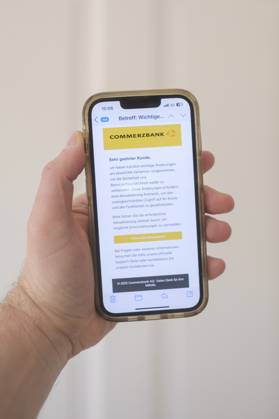 Betrügerische Phishing email auf einem Mobiltelefon die dazu auffordert ein wichtiges Update für die Banksoftware der Commerzbank durchzuführen