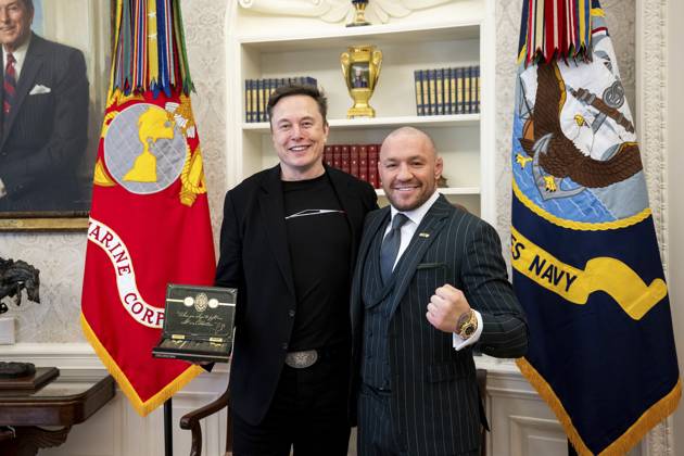 Bilder des Jahres 2025, News 03 März News Themen der Woche KW12 March 17, 2025, Washington, Dc, United States: Irish MMA fighter Conor McGregor, right, poses with billionaire Elon Musk, left, during a St. Patricks day visit at the Oval Office of the White House, March 17, 2025 in Washington, D.C. Trump welcomed McGregor who was recently found liable for raping a woman. Washington United States - ZUMAp138 20250317_zaa_p138_005 Copyright: xDanielxTorok WhitexHousex