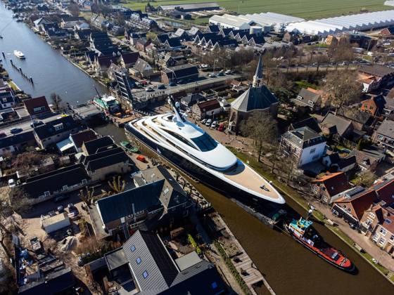 Bilder des Jahres 2025, News 03 März News Themen der Woche KW12 News Bilder des Tages ROELOFARENDSVEEN - A superyacht enters the port while being transported from the yard in Aalsmeer to Rotterdam. ANP MEDIATV netherlands out - belgium out  Copyright: xx x522673291x originalFilename: 522673291.jpg