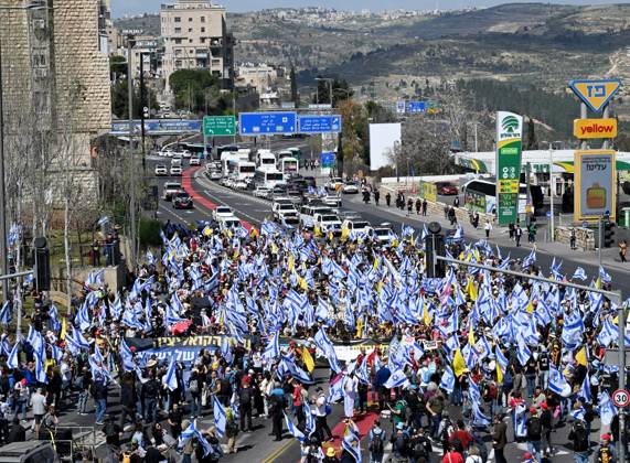 Bilder des Jahres 2025, News 03 März News Themen der Woche KW12 News Bilder des Tages People carry Israeli flags at a protest march to Jerusalem against Israeli Prime Minister Benjamin Netanyahu s intended firing of Shin Bet, Israeli Security, Chief Ronen Bar, and to bring the hostages home on Wednesday, March 19, 2024. Protesters called for Netanyahu to bring the hostages home instead of returning to war.  JER2025031902 DEBBIExHILL