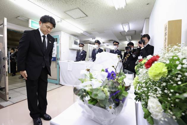 Bilder des Jahres 2025, News 03 März News Themen der Woche KW12 News Bilder des Tages 30th anniversary of sarin gas attack in Tokyo Japanese transport minister Hiromasa Nakano offers a silent prayer at Tokyo Metro s Kasumigaseki Station in Tokyo on March 20, 2025, the 30th anniversary of the AUM Shinrikyo cult s sarin nerve gas attack on the Tokyo subway system that killed 14 people and injured over 6,000 others. (Pool photo)  A14AA0004325039P