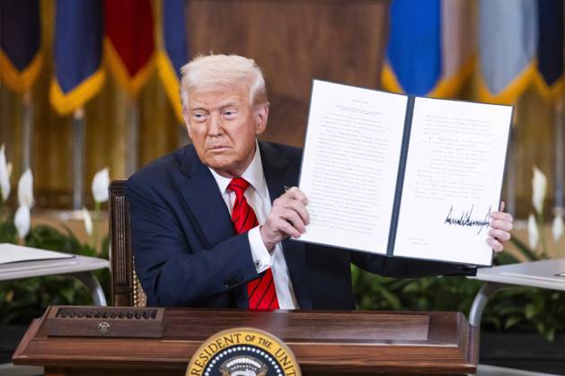 Bilder des Jahres 2025, News 03 März News Themen der Woche KW12 News Bilder des Tages President Trump signs executive order aimed at downsizing the Department of Education US President Donald Trump shows an executive order he signed aimed at downsizing the Department of Education (DOE) in the East Room of the White House in Washington, DC, USA, 20 March 2025. Though President Trump campaigned on a pledge to eliminate the DOE, shuttering the department requires an act of Congress. WASHINGTON DC United States  Copyright: xPool ABACAx