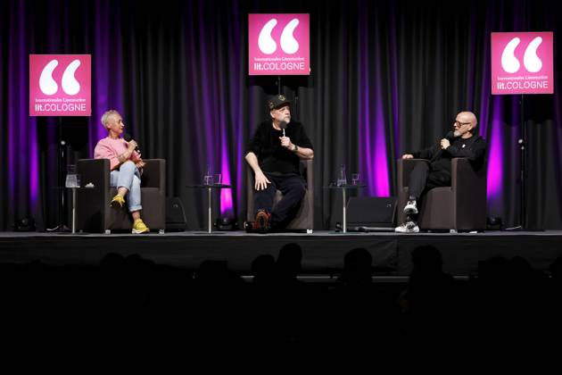 Bilder des Jahres 2025, Entertainment 03 März Entertainment Themen der Woche KW12 Entertainment Bilder des Tages Moderatorin Rebecca Link, Rapper Smudo und Rapper Thomas D auf der Lit.Cologne 2025 Veranstaltung MfG. Mit freundlichen Grüßen in der Messe Köln. Köln, 20.03.2025 NRW Deutschland Copyright: xChristophxHardtx