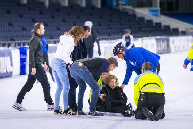 Bilder des Jahres 2025, Entertainment 03 März Entertainment Themen der Woche KW12 Entertainment Bilder des Tages HEERENVEEN - Princess Margriet sits on the ice rink at Thialf with beside her, among others, Bernhard van Oranje and Pieter Christiaan van Oranje after falling during the kickoff of The Dutch 100. ANP JILMER POSTMA netherlands out - belgium out  Copyright: xx x522931459x originalFilename: 522931459.jpg