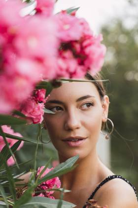 Creative Highlights Symbolfotos Portrait of young woman in a park with pink blossoming flowers model released, Symbolfoto, AFVF04205