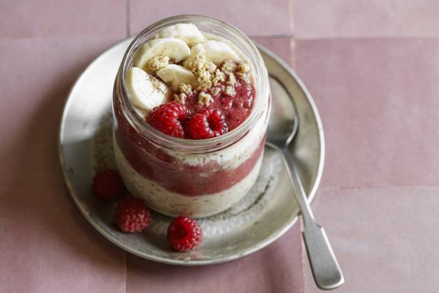 IMAGO Creative, Food, High Protein Frühstück Vegan raspberry-banana overnight oats in a glass jar with granola, EVGF04486