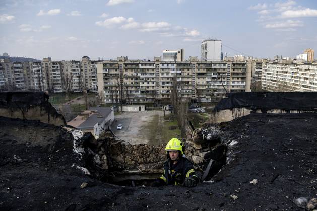 Bilder des Jahres 2025, News 03 März News Themen der Woche KW12 News Bilder des Tages The Aftermath Of A Russian Shahed Attack Drone Strike On A Residential High-rise In Kyiv Rescuers work at the impact site of a Russian Shahed attack drone strike on a residential high-rise in Kyiv, Ukraine, on March 23, 2025. As a result of the attack, three people die in Kyiv, including a 5-year-old child. Kyiv Ukraine  Copyright: xMaxymxMarusenkox originalFilename: musiienko-notitle250323_npmoS.jpg
