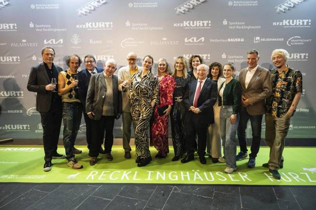 Verleihung des Comedy Preises Recklinghäuser Hurz 2025 ** NUR FÜR REDAKTIONELLE ZWECKE ** EDITORIAL USE ONLY **<p>Verleihung des Comedy Preises Recklinghäuser Hurz 2025 am Montag, 24. März 2025 im Festspielhaus in Recklinghausen. Gruppenbild mit allen vor der Fotowand. Recklinghausen NRW Recklinghausen Copyright: StefanxArendx xFUNKExFotoxService