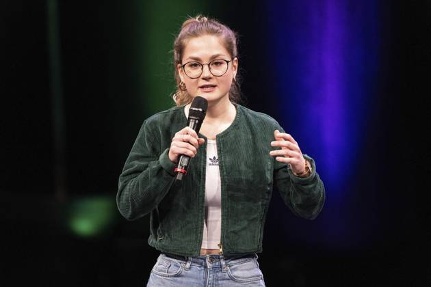 Verleihung des Comedy Preises Recklinghäuser Hurz 2025 ** NUR FÜR REDAKTIONELLE ZWECKE ** EDITORIAL USE ONLY **<p>Verleihung des Comedy Preises Recklinghäuser Hurz 2025 am Montag, 24. März 2025 im Festspielhaus in Recklinghausen. Florentine Osche bei ihrem Auftritt. Recklinghausen NRW Recklinghausen Copyright: StefanxArendx xFUNKExFotoxService