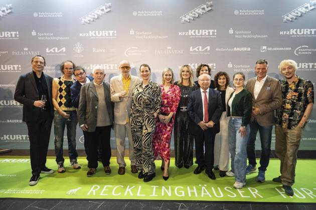 Verleihung des Comedy Preises Recklinghäuser Hurz 2025 ** NUR FÜR REDAKTIONELLE ZWECKE ** EDITORIAL USE ONLY **<p>Verleihung des Comedy Preises Recklinghäuser Hurz 2025 am Montag, 24. März 2025 im Festspielhaus in Recklinghausen. Gruppenbild mit allen vor der Fotowand. Recklinghausen NRW Recklinghausen Copyright: StefanxArendx xFUNKExFotoxService