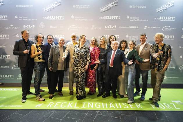 Verleihung des Comedy Preises Recklinghäuser Hurz 2025 ** NUR FÜR REDAKTIONELLE ZWECKE ** EDITORIAL USE ONLY **<p>Verleihung des Comedy Preises Recklinghäuser Hurz 2025 am Montag, 24. März 2025 im Festspielhaus in Recklinghausen. Gruppenbild mit allen vor der Fotowand. Recklinghausen NRW Recklinghausen Copyright: StefanxArendx xFUNKExFotoxService