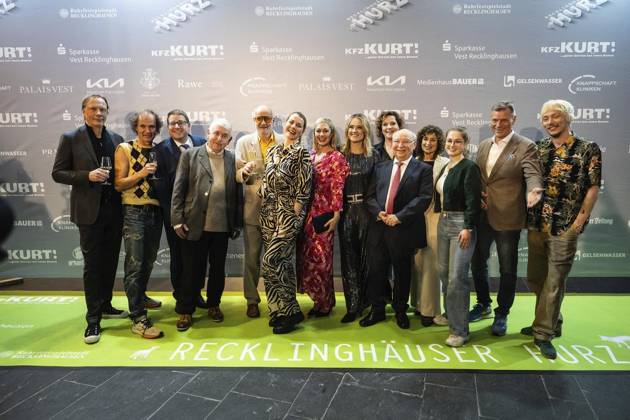 Verleihung des Comedy Preises Recklinghäuser Hurz 2025 ** NUR FÜR REDAKTIONELLE ZWECKE ** EDITORIAL USE ONLY **<p>Verleihung des Comedy Preises Recklinghäuser Hurz 2025 am Montag, 24. März 2025 im Festspielhaus in Recklinghausen. Gruppenbild mit allen vor der Fotowand. Recklinghausen NRW Recklinghausen Copyright: StefanxArendx xFUNKExFotoxService