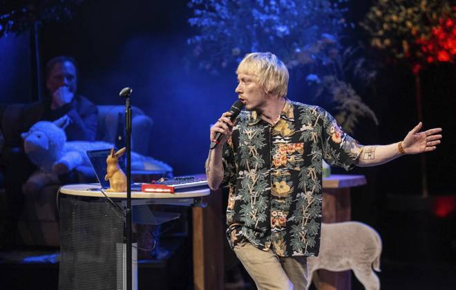 Verleihung des Comedy Preises Recklinghäuser Hurz 2025 ** NUR FÜR REDAKTIONELLE ZWECKE ** EDITORIAL USE ONLY **<p>Verleihung des Comedy Preises Recklinghäuser Hurz 2025 am Montag, 24. März 2025 im Festspielhaus in Recklinghausen. Robert Alan bei seinem Auftritt. Recklinghausen NRW Recklinghausen Copyright: StefanxArendx xFUNKExFotoxService