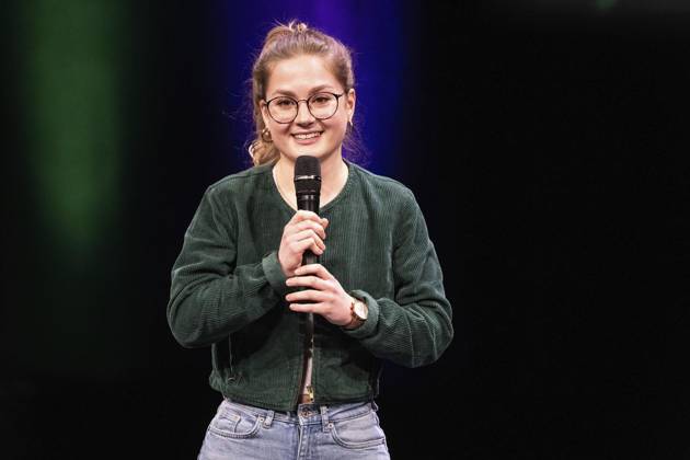 Verleihung des Comedy Preises Recklinghäuser Hurz 2025 ** NUR FÜR REDAKTIONELLE ZWECKE ** EDITORIAL USE ONLY **<p>Verleihung des Comedy Preises Recklinghäuser Hurz 2025 am Montag, 24. März 2025 im Festspielhaus in Recklinghausen. Florentine Osche bei ihrem Auftritt. Recklinghausen NRW Recklinghausen Copyright: StefanxArendx xFUNKExFotoxService