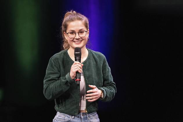 Verleihung des Comedy Preises Recklinghäuser Hurz 2025 ** NUR FÜR REDAKTIONELLE ZWECKE ** EDITORIAL USE ONLY **<p>Verleihung des Comedy Preises Recklinghäuser Hurz 2025 am Montag, 24. März 2025 im Festspielhaus in Recklinghausen. Florentine Osche bei ihrem Auftritt. Recklinghausen NRW Recklinghausen Copyright: StefanxArendx xFUNKExFotoxService