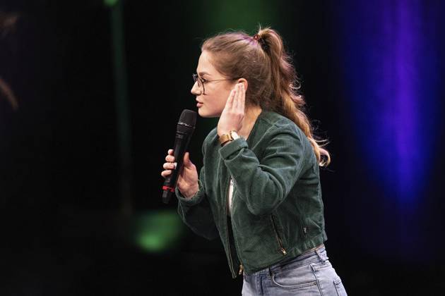 Verleihung des Comedy Preises Recklinghäuser Hurz 2025 ** NUR FÜR REDAKTIONELLE ZWECKE ** EDITORIAL USE ONLY **<p>Verleihung des Comedy Preises Recklinghäuser Hurz 2025 am Montag, 24. März 2025 im Festspielhaus in Recklinghausen. Florentine Osche bei ihrem Auftritt. Recklinghausen NRW Recklinghausen Copyright: StefanxArendx xFUNKExFotoxService