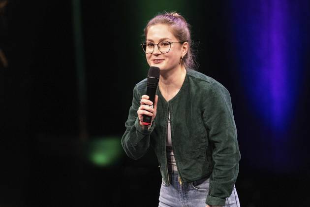 Verleihung des Comedy Preises Recklinghäuser Hurz 2025 ** NUR FÜR REDAKTIONELLE ZWECKE ** EDITORIAL USE ONLY **<p>Verleihung des Comedy Preises Recklinghäuser Hurz 2025 am Montag, 24. März 2025 im Festspielhaus in Recklinghausen. Florentine Osche bei ihrem Auftritt. Recklinghausen NRW Recklinghausen Copyright: StefanxArendx xFUNKExFotoxService